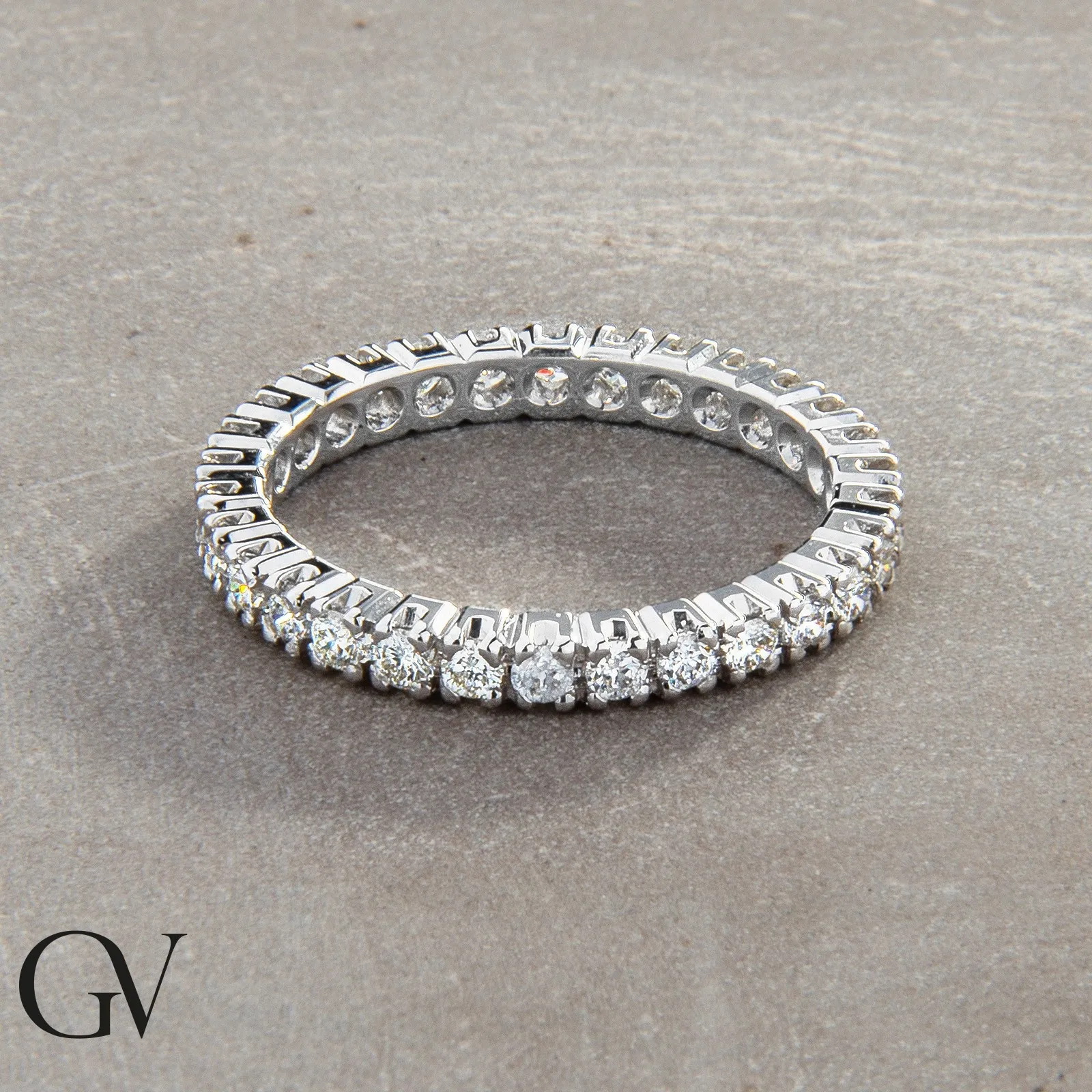 Anello Eternity a griffe in Oro Bianco 18k con Diamanti da 0,03 ct