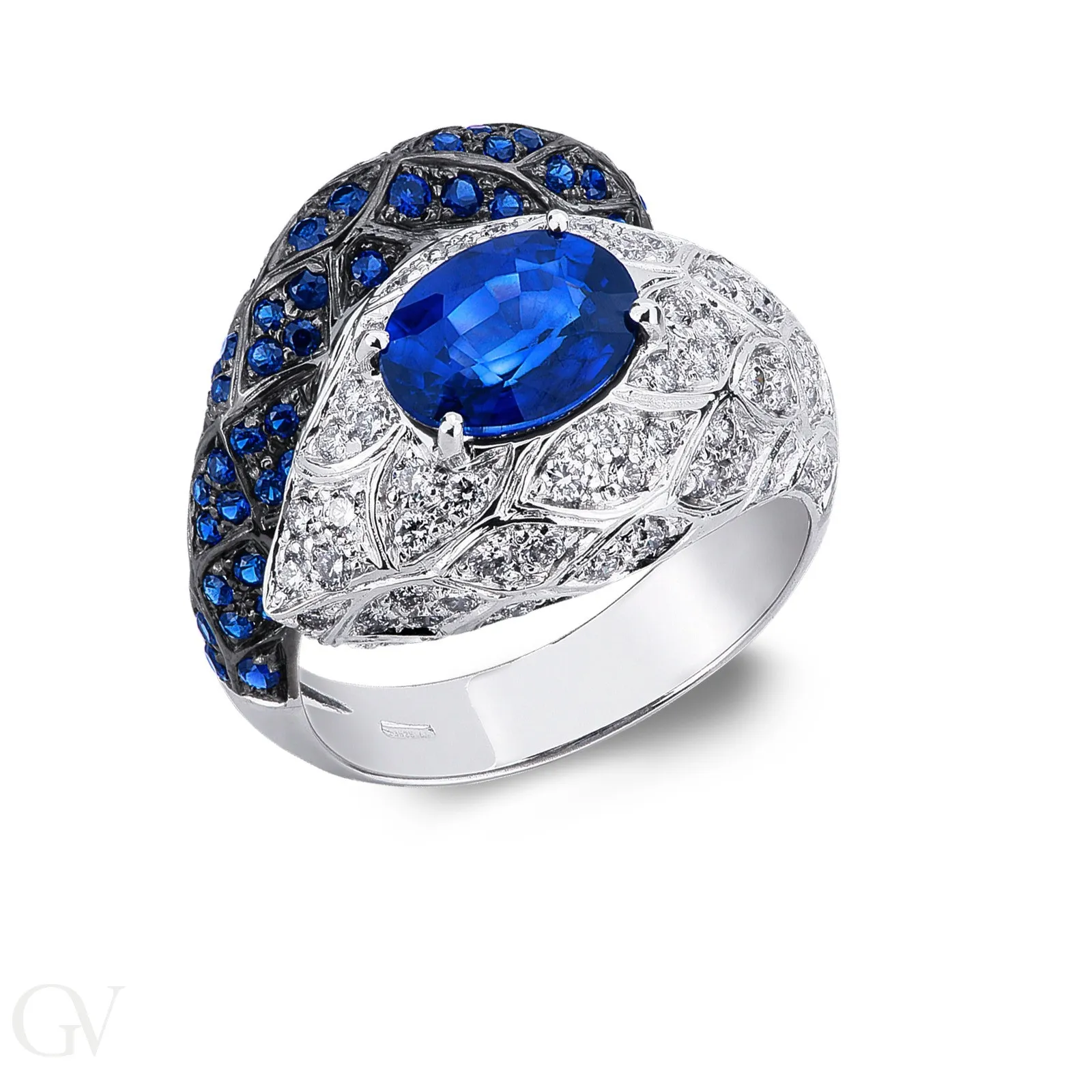 Anello in oro bianco 18k con serpente in diamanti e zaffiri blu.