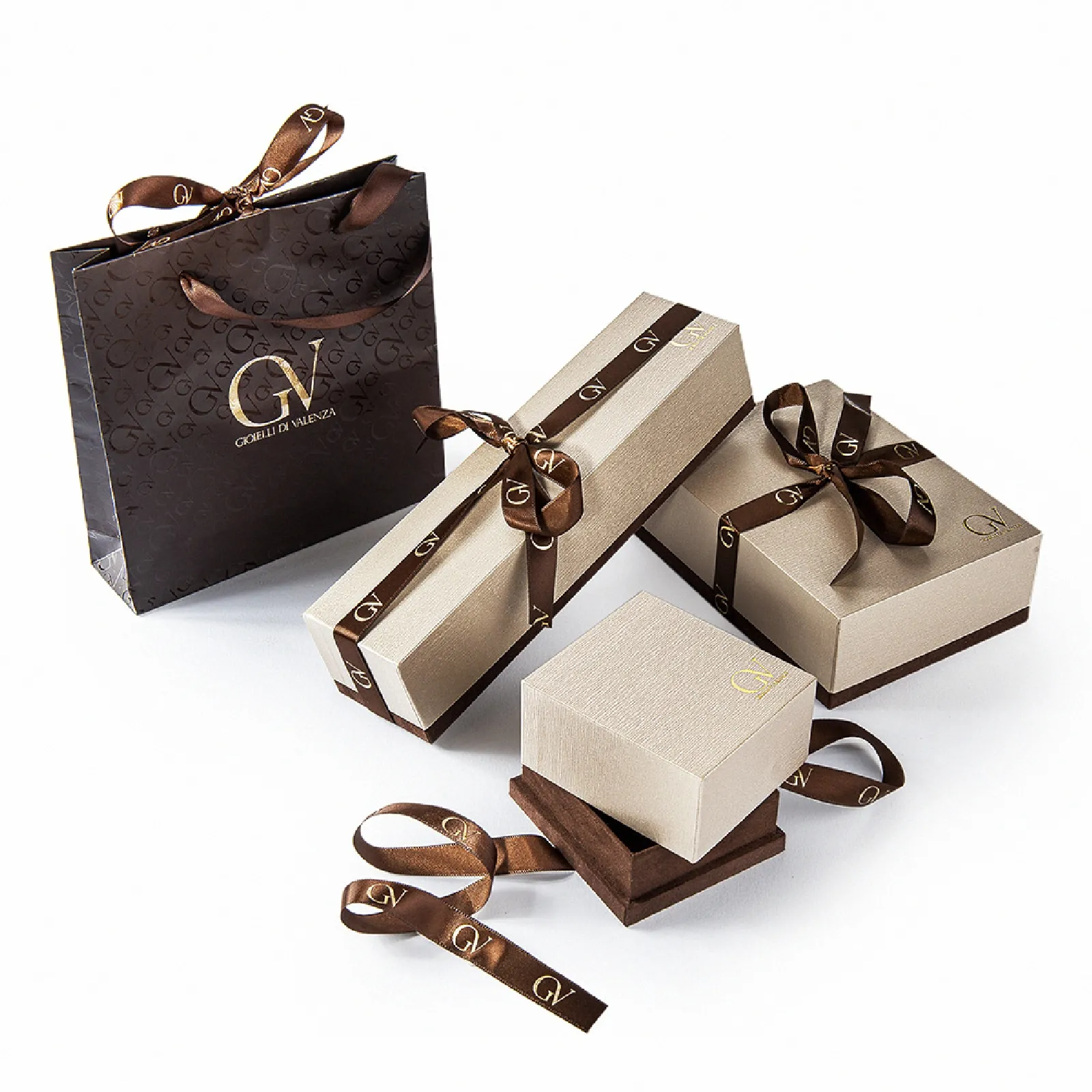 Collana lettera C in oro bianco 18k con diamanti, 0,80 cm