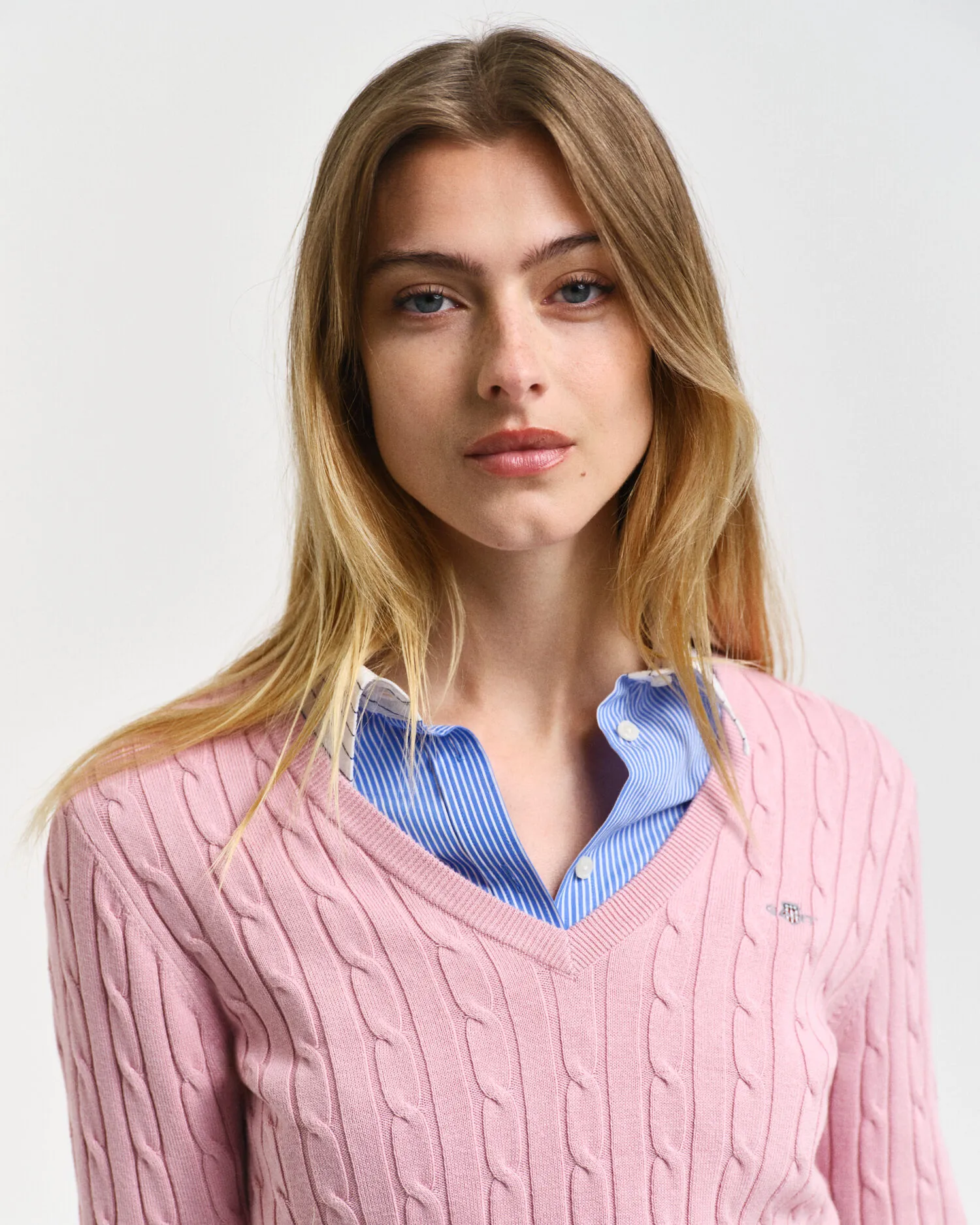 Maglia con scollo a V in cotone elasticizzato a trecce    