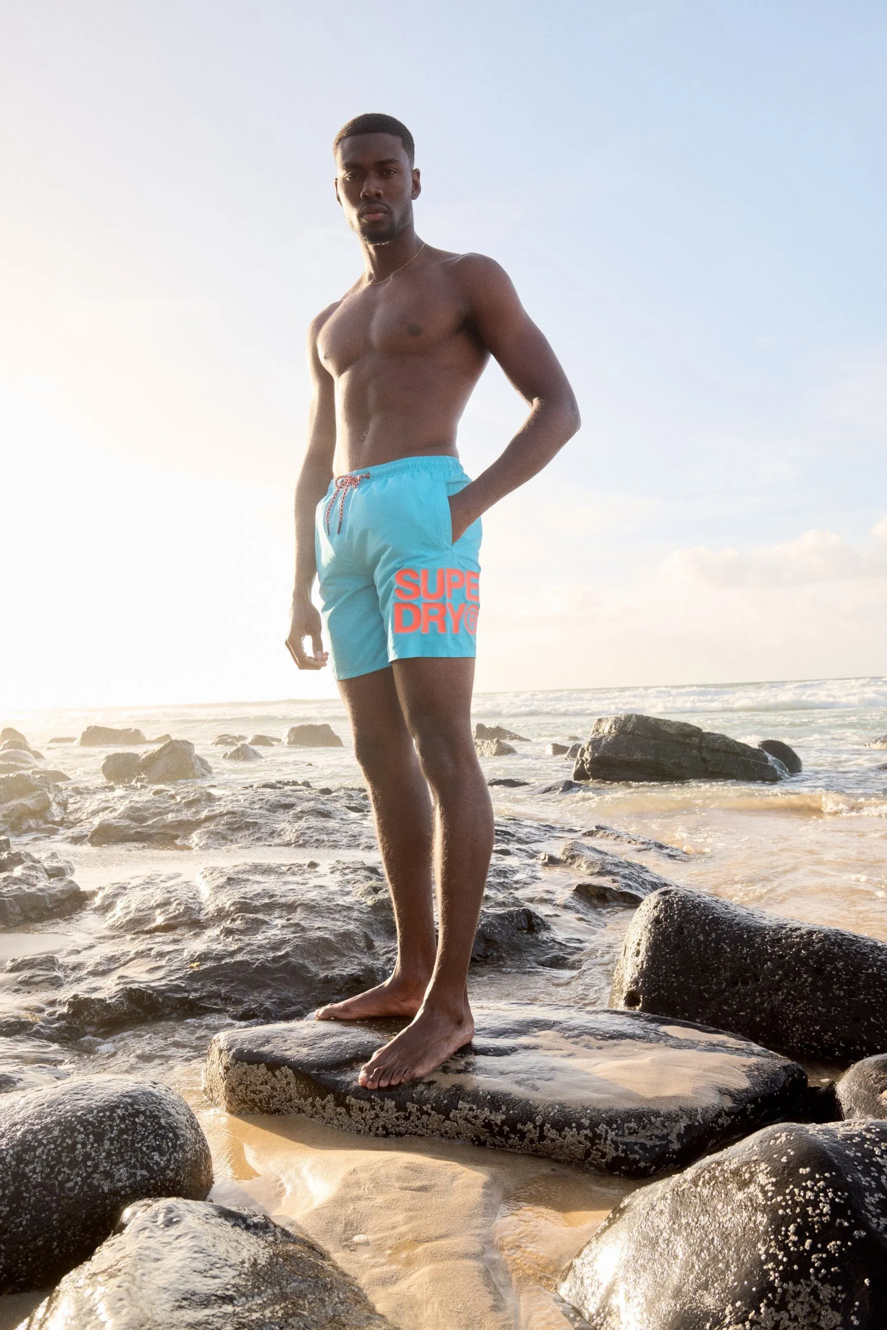Superdry - Shorts da bagno sportiva con logo da 17