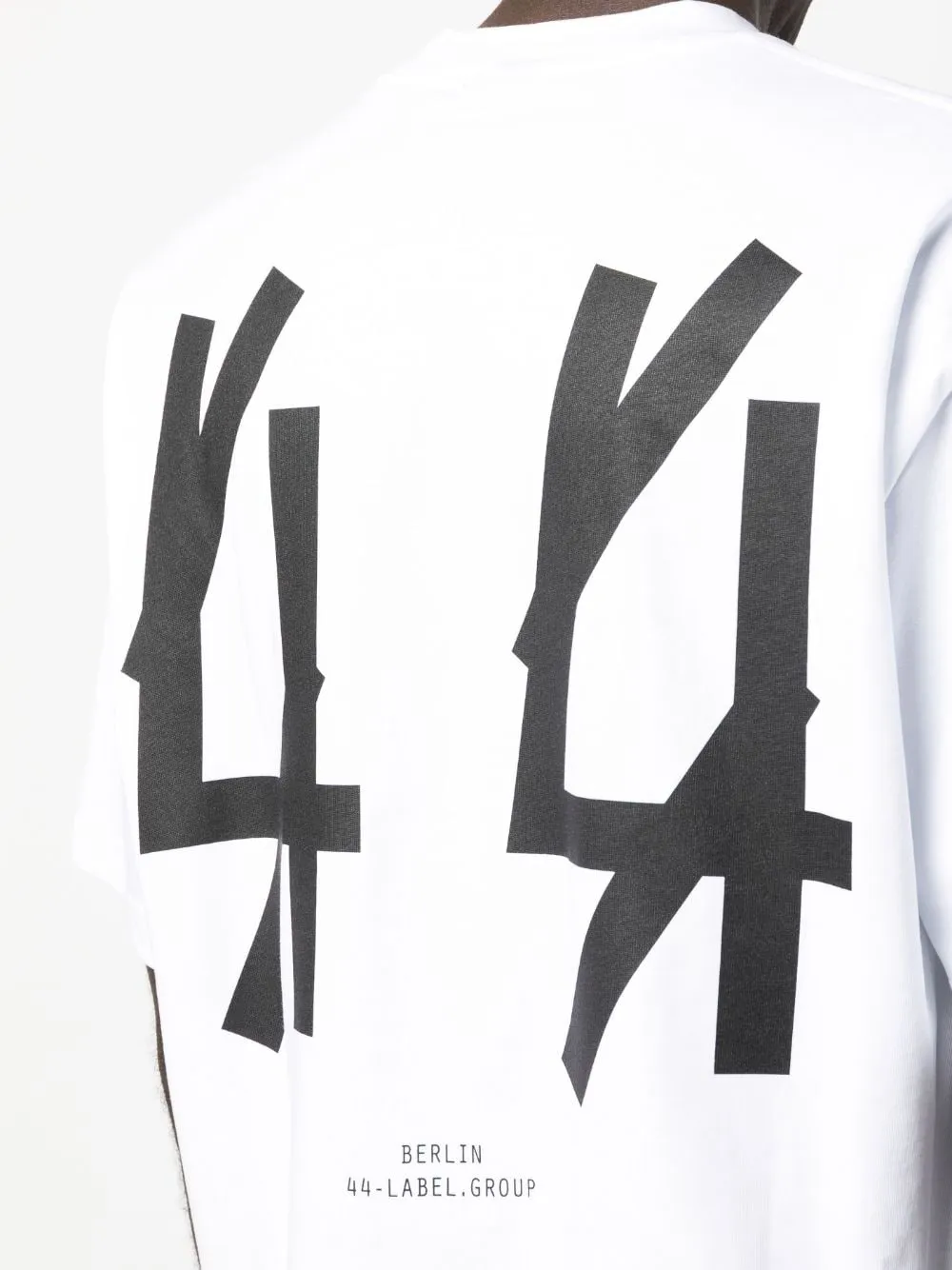 t-shirt bianca con logo sul retro