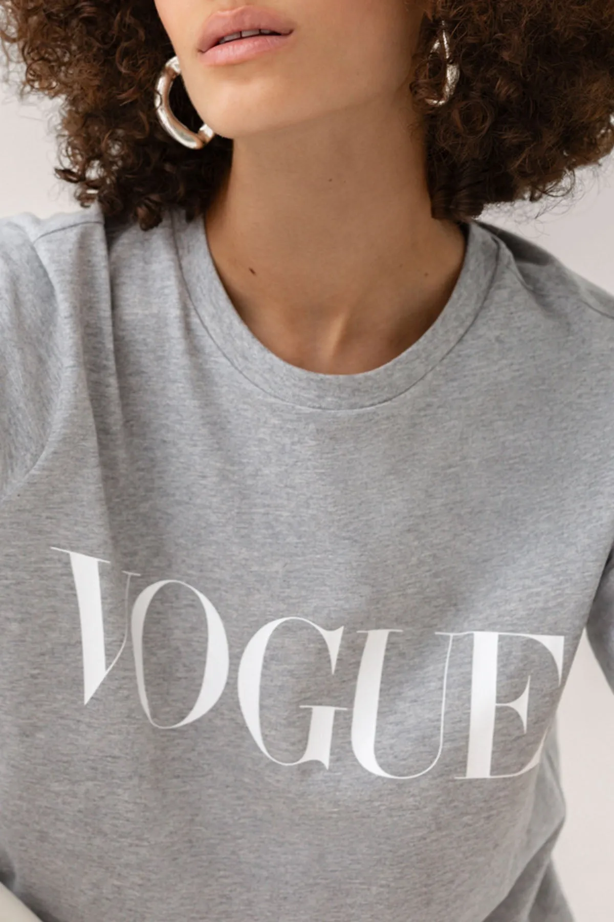 T-Shirt VOGUE Retro Sports grigia con logo stampato bianco-