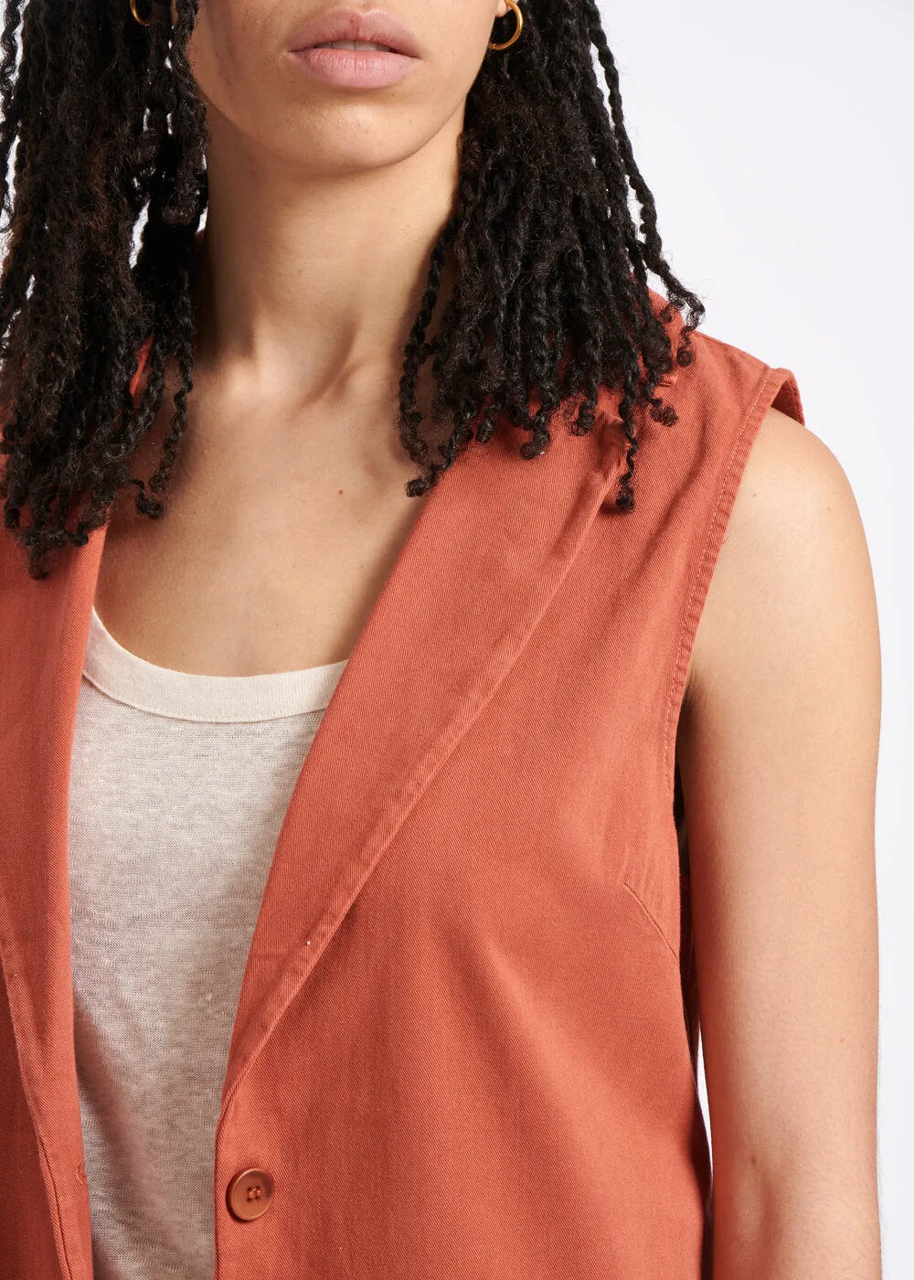 Veste tailleur longue sans manches en twill de coton rouge